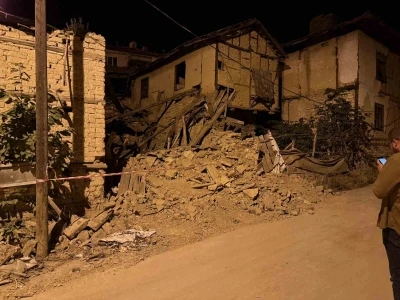 Sındırgı depreminde Hisarcık’ta samanlık yıkıldı, belediye hizmet binasının sıvaları döküldü
