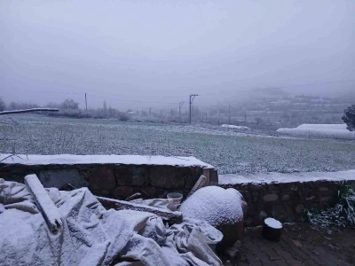 Sındırgı&rsquo;nın y&uuml;ksek kesimlerinde kar, merkezde yağmur etkili oldu
