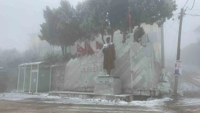 Sındırgı&rsquo;nın y&uuml;ksek kesimlerinde kar ve buzlanma etkisini artırdı
