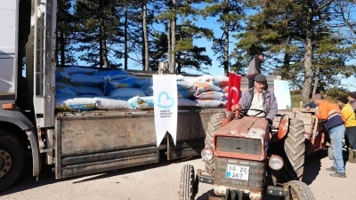 Sındırgılı depremzede &ccedil;ift&ccedil;ilere hayvan yemi desteği
