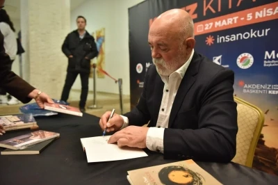 Sinema oyuncusu Ercan Kesal, Kepez Kitap Fuarı&rsquo;nda okumanın &ouml;nemine dikkat &ccedil;ekti

