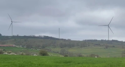 Sınır hattında r&uuml;zgar t&uuml;rbini par&ccedil;alandı: Şiddetli r&uuml;zgar k&ouml;yde paniğe yol a&ccedil;tı
