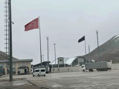 Sınır kapılarında sevkiyatlar koordineli, yolcu ge&ccedil;işleri kontroll&uuml; s&uuml;rd&uuml;r&uuml;l&uuml;yor
