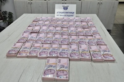 Sınır kapısında yolcu otob&uuml;s&uuml;nde 1 milyon 40 bin lira ele ge&ccedil;irildi
