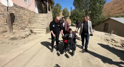 Sınır köyündeki iki özel çocuğun yüzü hasta yatağı ve akülü sandalyeyle güldü
