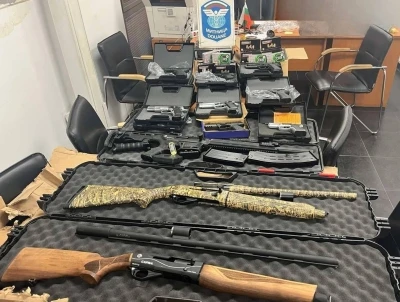 Sınırda &ccedil;ok sayıda ka&ccedil;ak silah ve mermi yakalandı
