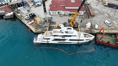 Sinop Limanı&rsquo;nda batan l&uuml;ks yat 7 g&uuml;nl&uuml;k &ccedil;alışmayla kurtarıldı
