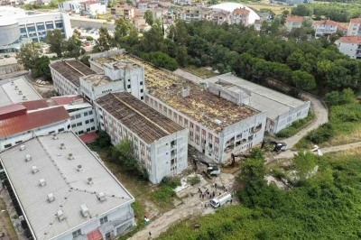 Sinop&rsquo;ta eski hastane binasının yıkımına başlandı
