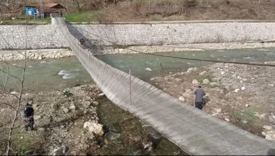 Sinop&rsquo;ta fırtına asma k&ouml;pr&uuml;y&uuml; devirdi: 2 yaralı
