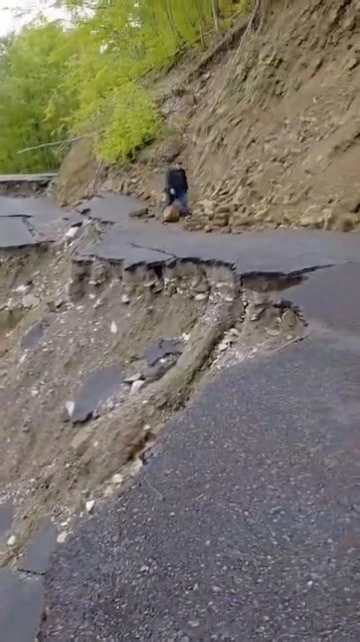 Sinop&rsquo;ta heyelan: Grup yolu ulaşıma kapandı
