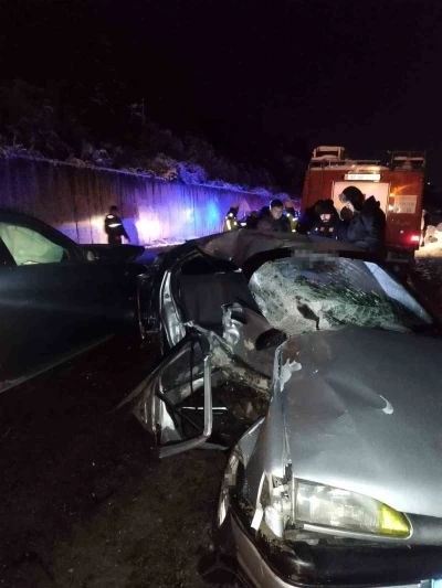 Sinop&rsquo;ta iki otomobil kafa kafaya &ccedil;arpıştı: 2 &ouml;l&uuml;, 3 yaralı
