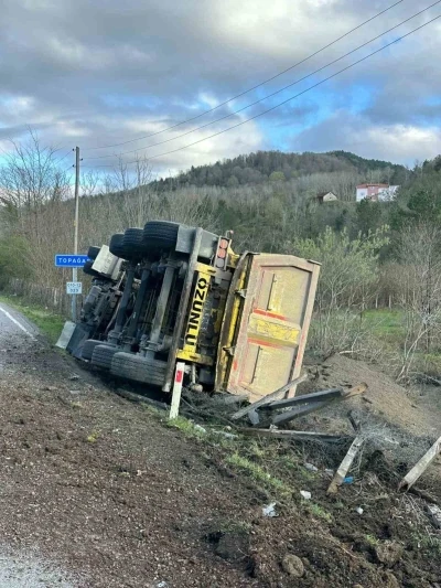 Sinop&rsquo;ta kamyon devrildi: S&uuml;r&uuml;c&uuml; yaralandı
