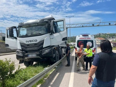 Sinop&rsquo;ta kamyon s&uuml;r&uuml;c&uuml;s&uuml; direksiyon başında fenalaştı: 1 yaralı
