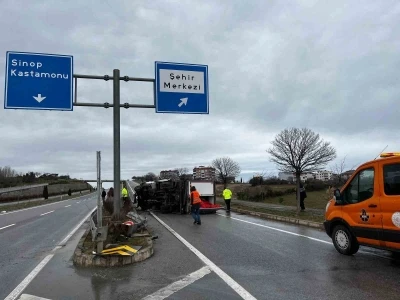 Sinop&rsquo;ta kamyonet devrildi

