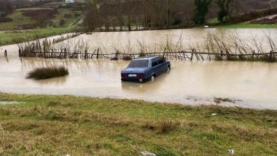 Sinop&rsquo;ta kontrolden &ccedil;ıkan otomobil su birikintisine d&uuml;şt&uuml;
