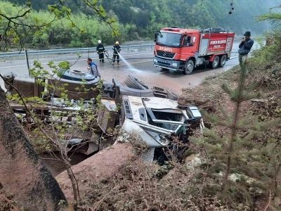 Sinop&rsquo;ta kum y&uuml;kl&uuml; kamyon devrildi
