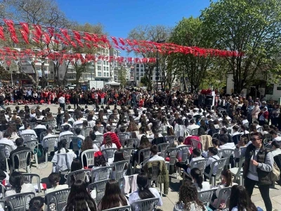 Sinop&rsquo;ta maarifin kalbinde &ccedil;ocuk: 500 &ouml;ğrenciden T&uuml;rk marşları
