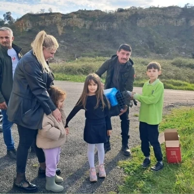 Sinop&rsquo;ta minik &ouml;ğrenciden yaralı g&uuml;vercine şefkat eli
