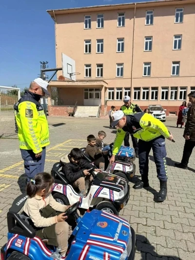 Sinop&rsquo;ta minikler eğlenerek trafik kurallarını &ouml;ğreniyor
