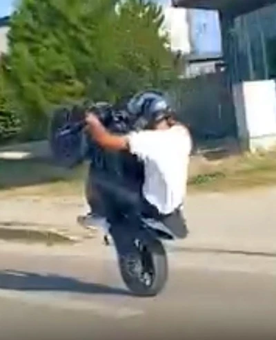 Sinop’ta motosiklet sürücüsünün tehlikeli yolculuğu
