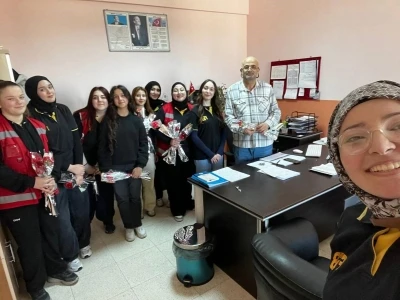 Sinop&rsquo;ta &ouml;ğrencilerden &ouml;ğretmenlere &ccedil;i&ccedil;ek
