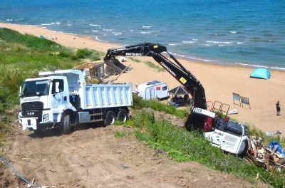 Sinop&rsquo;ta sahildeki ka&ccedil;ak yapılara yıkım operasyonu
