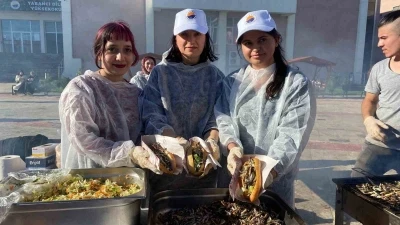 Sinop&rsquo;ta şenlikte 1 ton hamsi t&uuml;ketildi
