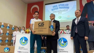 Sinop&rsquo;ta spor malzemeleri t&ouml;renle dağıtıldı
