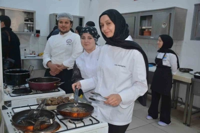 Sinop&rsquo;ta &uuml;niversite &ouml;ğrencilerinden "hamsi k&ouml;ftesi" yarışması
