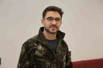 Sipariş ettiği d&uuml;r&uuml;m&uuml;n i&ccedil;erisine sakalının kıllarını koydu, hesap &ouml;demeden &ccedil;ıktı
