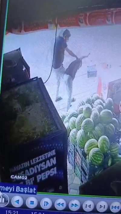 Sipariş verdiği marulu beğenmeyen müşteri, market çalışanı çocuğu darp etti
