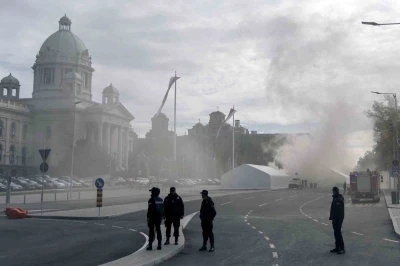 Sırbistan parlamentosu önünde silahlı saldırı
