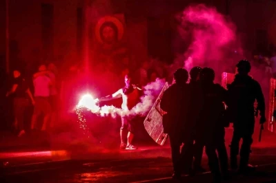 Sırbistan sokakları savaş alanına döndü
