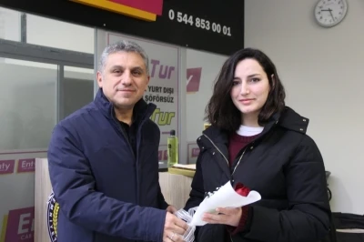 Şırnak&rsquo;a atanan &ouml;ğretmenlere havalimanında &ccedil;i&ccedil;ekli karşılama
