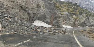 Şırnak-Beyt&uuml;şşebap yolundaki heyelan nedeniyle trafik akışı durdu
