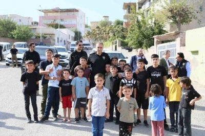 Şırnak Emniyet Müdürü Sazak çocuklarla oyun oynayıp esnafla sohbet etti