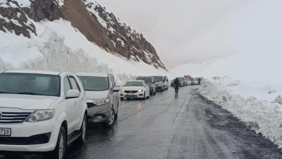 Şırnak-Hakkari kara yoluna &ccedil;ığ d&uuml;şt&uuml;