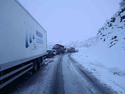 Şırnak-Hakkari yolu ulaşıma kapandı: Ara&ccedil;lar yolda mahsur kaldı
