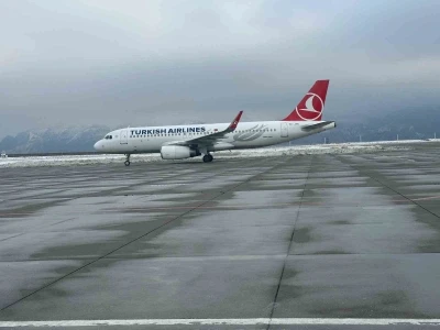 Şırnak Havalimanı&rsquo;na 3 g&uuml;n sonra ilk u&ccedil;ak indi
