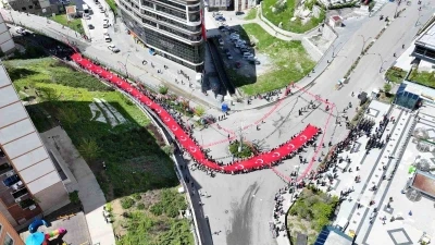 Şırnak&rsquo;ta 115 metrelik T&uuml;rk bayrağını dalgalandırarak y&uuml;r&uuml;d&uuml;ler
