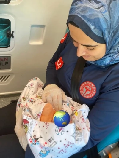 Şırnak&rsquo;ta anne hastaneye yetişemedi, sağlık ekibi bebeği ambulansta doğurttu
