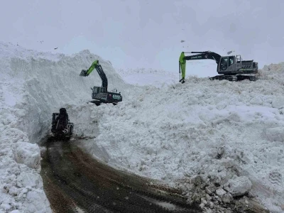 Şırnak&rsquo;ta &ccedil;ığ d&uuml;şen yolda &ccedil;alışmalar devam ediyor
