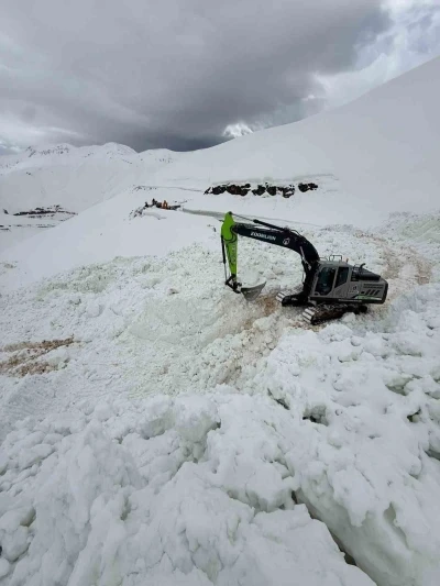 Şırnak&rsquo;ta &ccedil;ığ d&uuml;şen yolu a&ccedil;mak i&ccedil;in ekipler seferber oluyor
