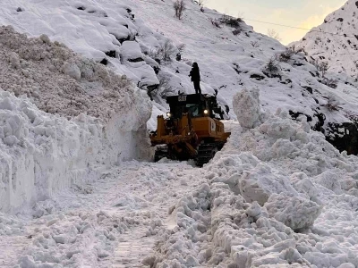 Şırnak&rsquo;ta &ccedil;ığ nedeniyle kapanan yol ulaşıma a&ccedil;ıldı
