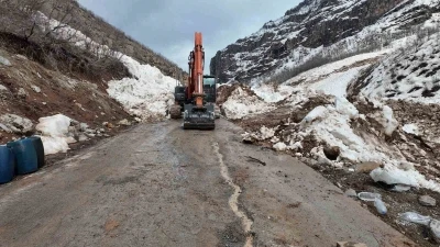 Şırnak&rsquo;ta &ccedil;ocuklardan alkışlanacak hareket: Yolların a&ccedil;ılması i&ccedil;in g&uuml;nlerdir &ccedil;alışan iş&ccedil;ilere yemek g&ouml;t&uuml;r&uuml;yorlar
