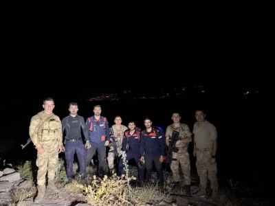 Şırnak&rsquo;ta dağda mahsur kalan 2 m&uuml;hendis askeri helikopterle kurtarıldı

