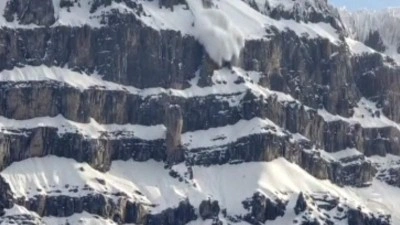 Şırnak'ta dağlardan kopan kar k&uuml;tleleri şelaleye d&ouml;n&uuml;şt&uuml;