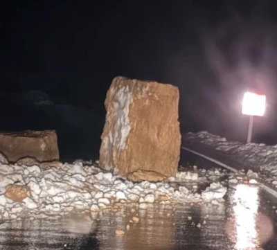 Şırnak&rsquo;ta dev kayalar yolu kapattı
