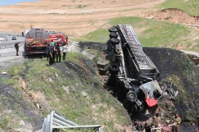 Şırnak&rsquo;ta devrilen tırda sıkışan s&uuml;r&uuml;c&uuml; yanarak hayatını kaybetti