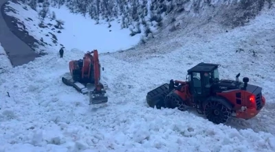 Şırnak&rsquo;ta ekipler, &ccedil;ığ nedeni ile kapanan k&ouml;y yolunu a&ccedil;mak i&ccedil;in seferber oldu
